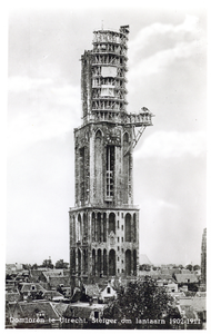 606645 Gezicht op de Domtoren te Utrecht, met steigers ten behoeve van de restauratie van de lantaarn van de toren in ...